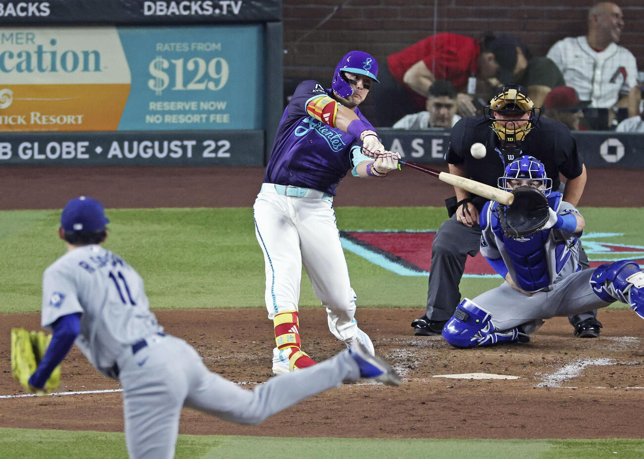 ドジャース戦の4回、二塁打を放つダイヤモンドバックスのヌートバー。投手佐々木朗（共同）