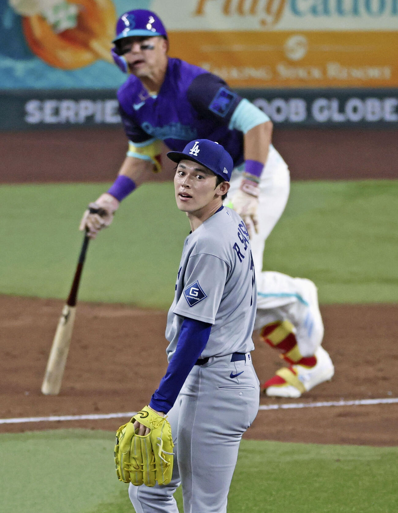 ダイヤモンドバックス戦の4回、ヌートバー（奥）に二塁打を打たれたドジャース佐々木朗＝フェニックス（共同）