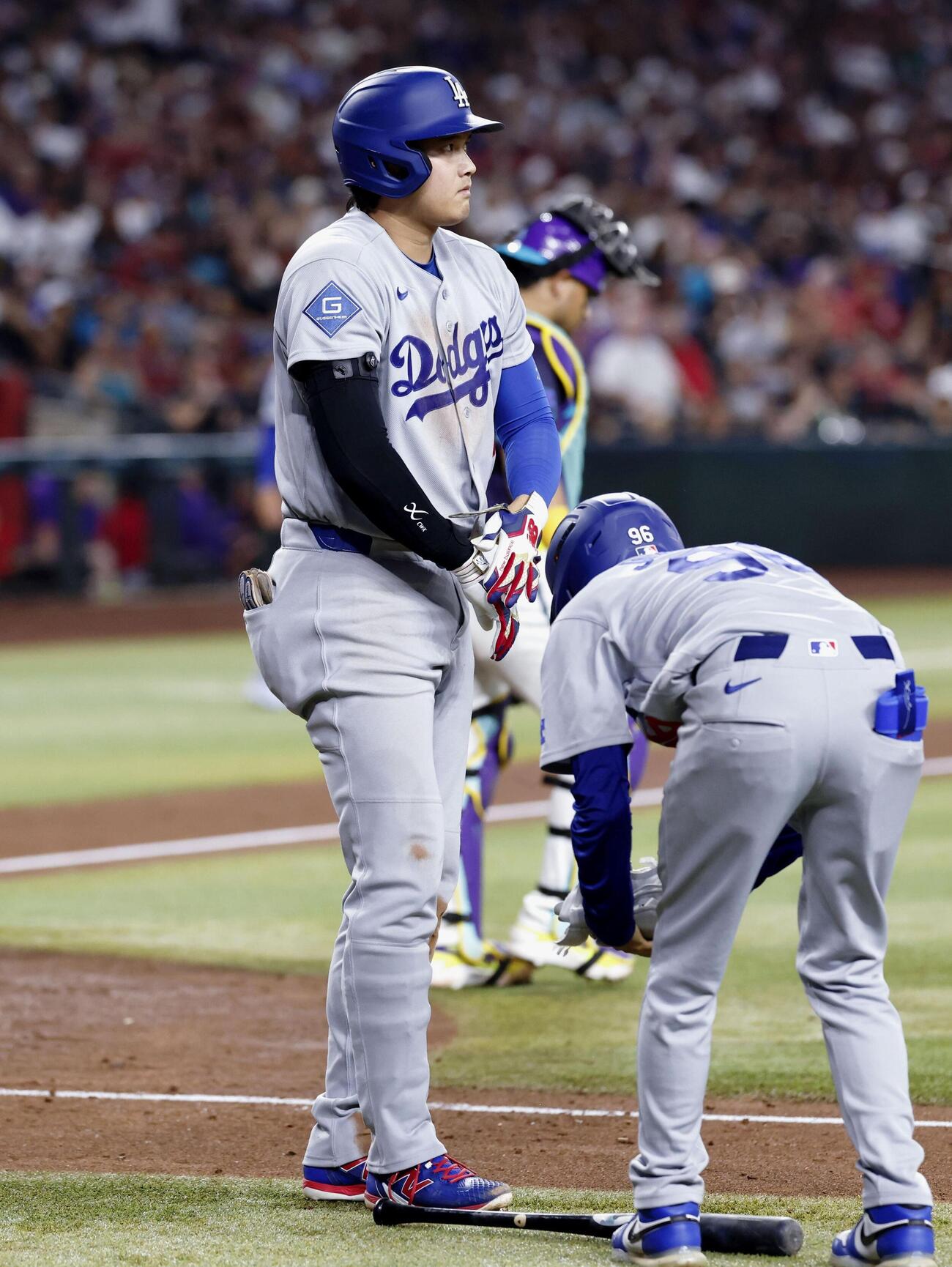 ダイヤモンドバックス戦の6回、四球を選ぶドジャース・大谷＝フェニックス（共同）