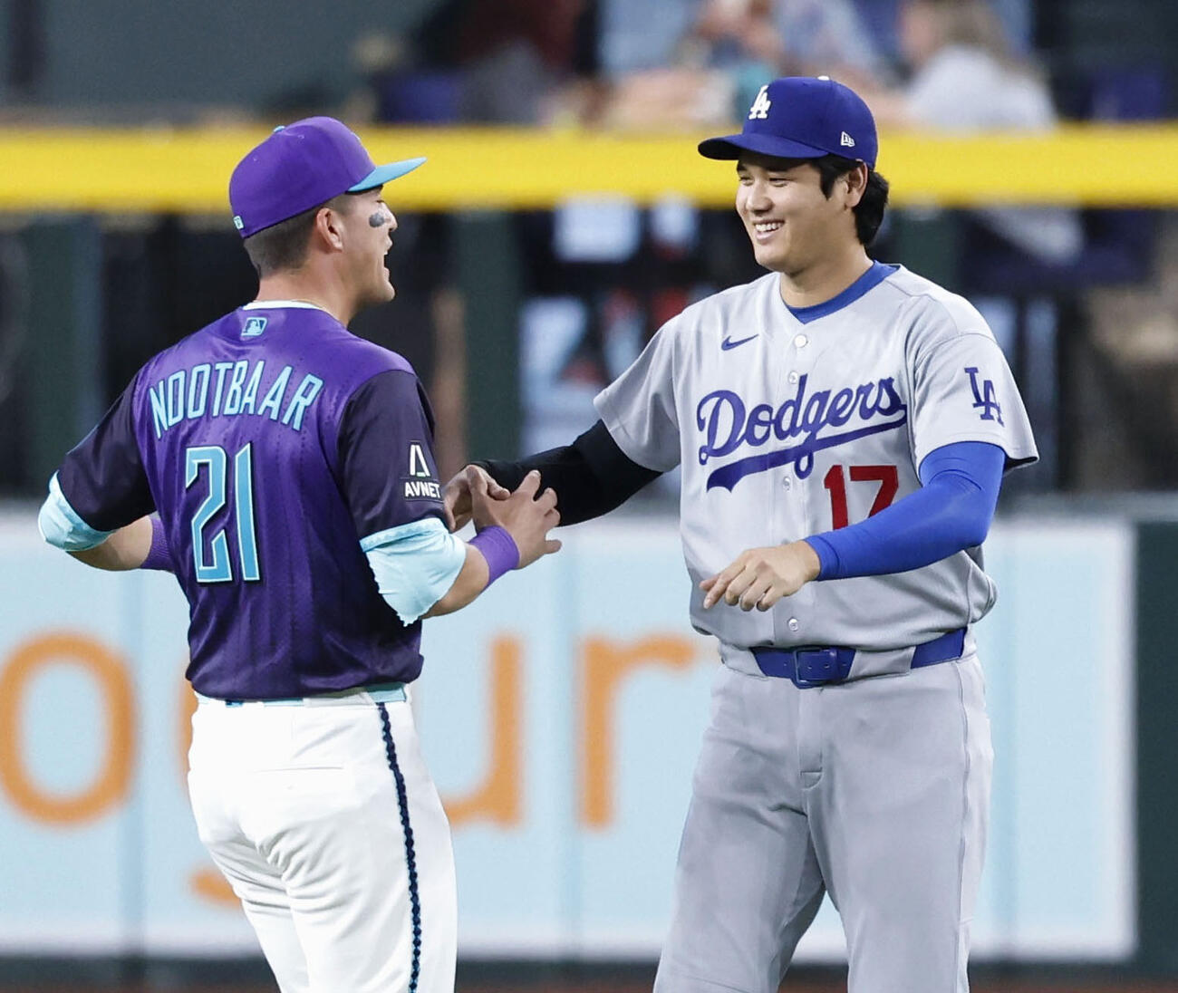 試合前、ダイヤモンドバックスのヌートバー（左）と言葉を交わすドジャース・大谷＝フェニックス（共同）