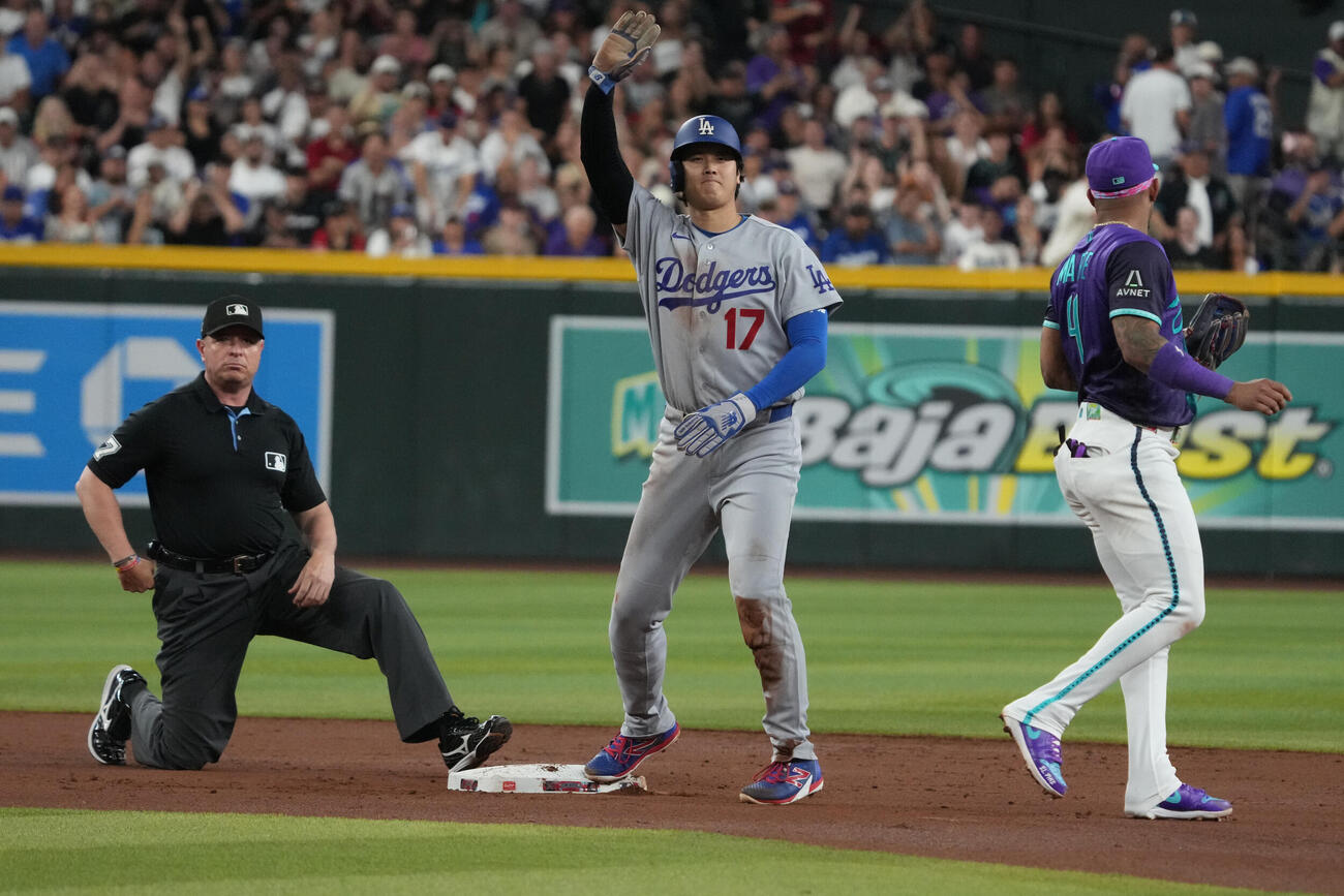 ベンチにチャレンジを要求する大谷翔平（AP）