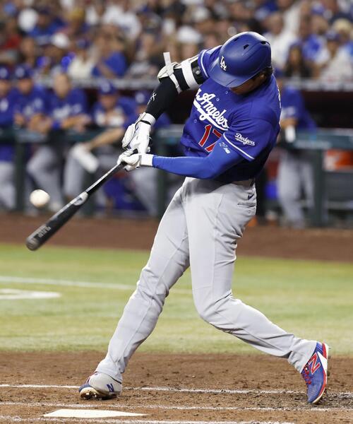 ダイヤモンドバックス戦の4回、右飛に倒れたドジャース・大谷=フェニックス(共同)