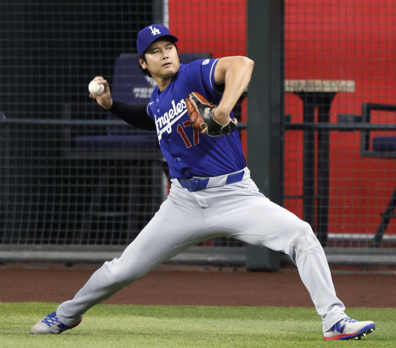 キャッチボールで調整するドジャース・大谷＝フェニックス（共同）