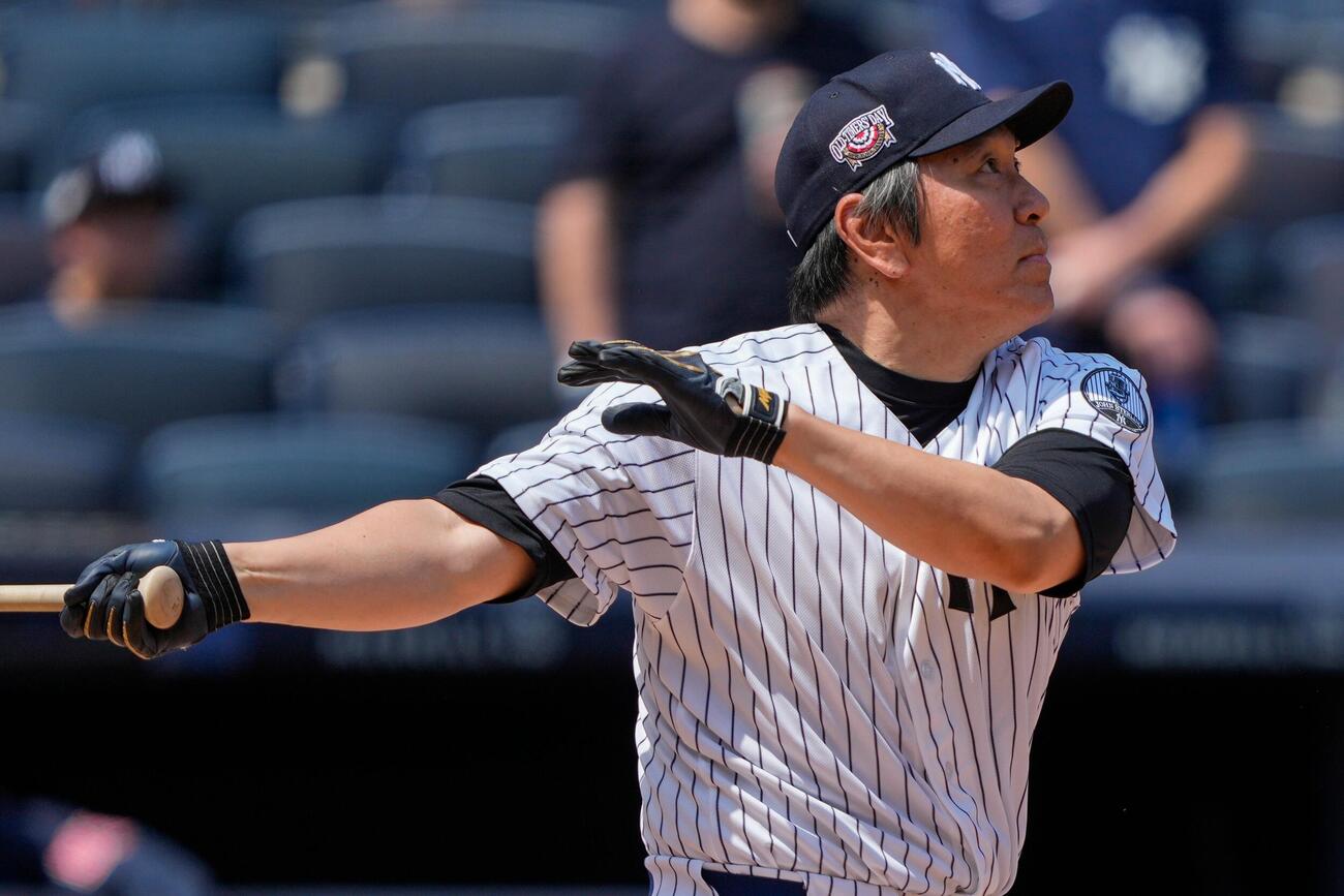 ヤンキースの「オールド・タイマーズ・デー」の試合で、二塁打を放つ元ヤンキースの松井秀喜氏（AP）