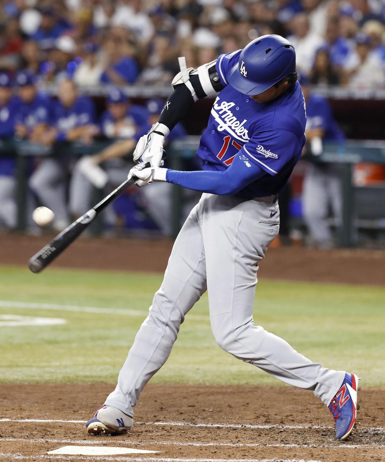 ダイヤモンドバックス戦の4回、右飛に倒れたドジャース・大谷＝フェニックス（共同）