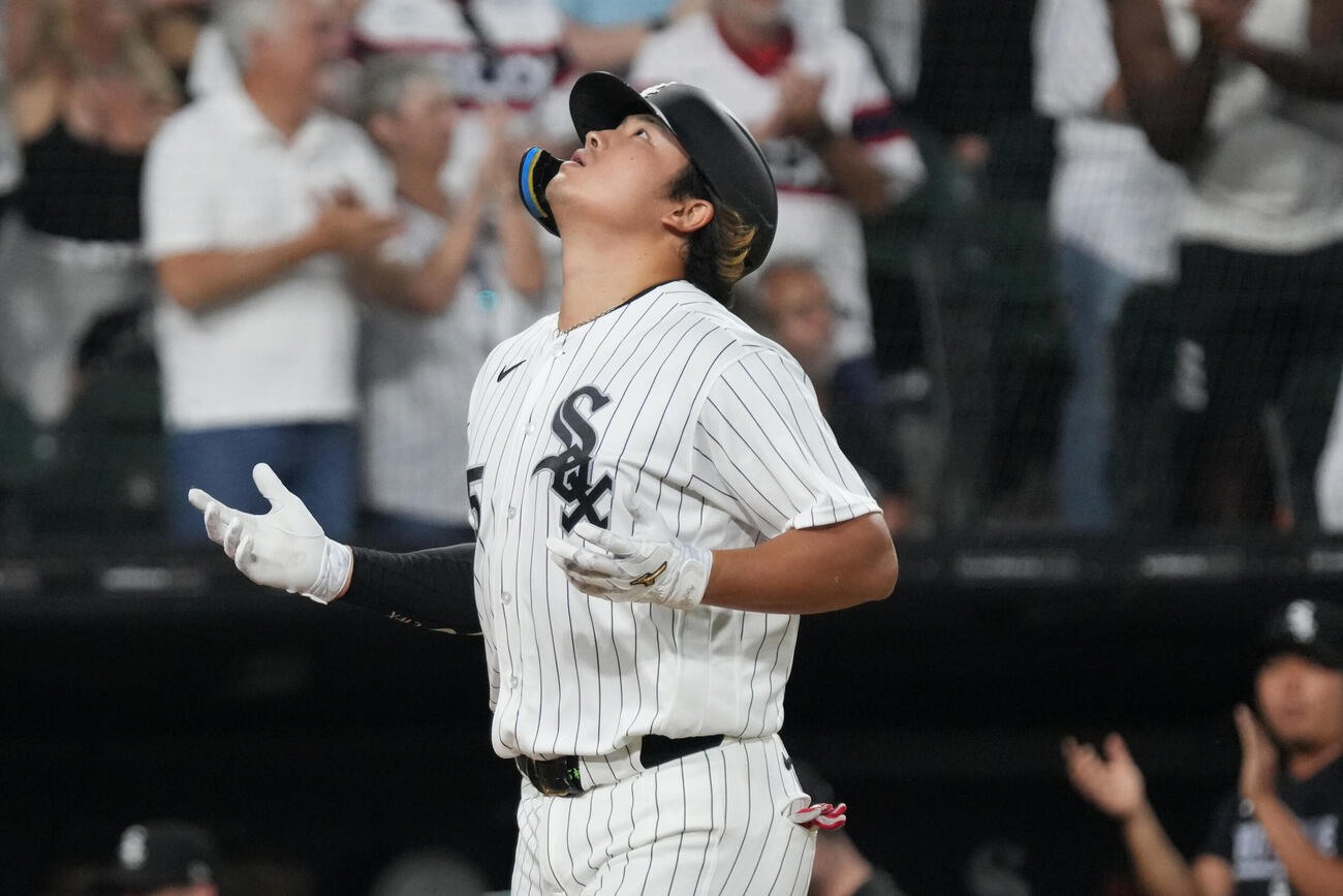 ガーディアンズ戦の6回、26号ソロを放ち本塁に生還する村上（AP）