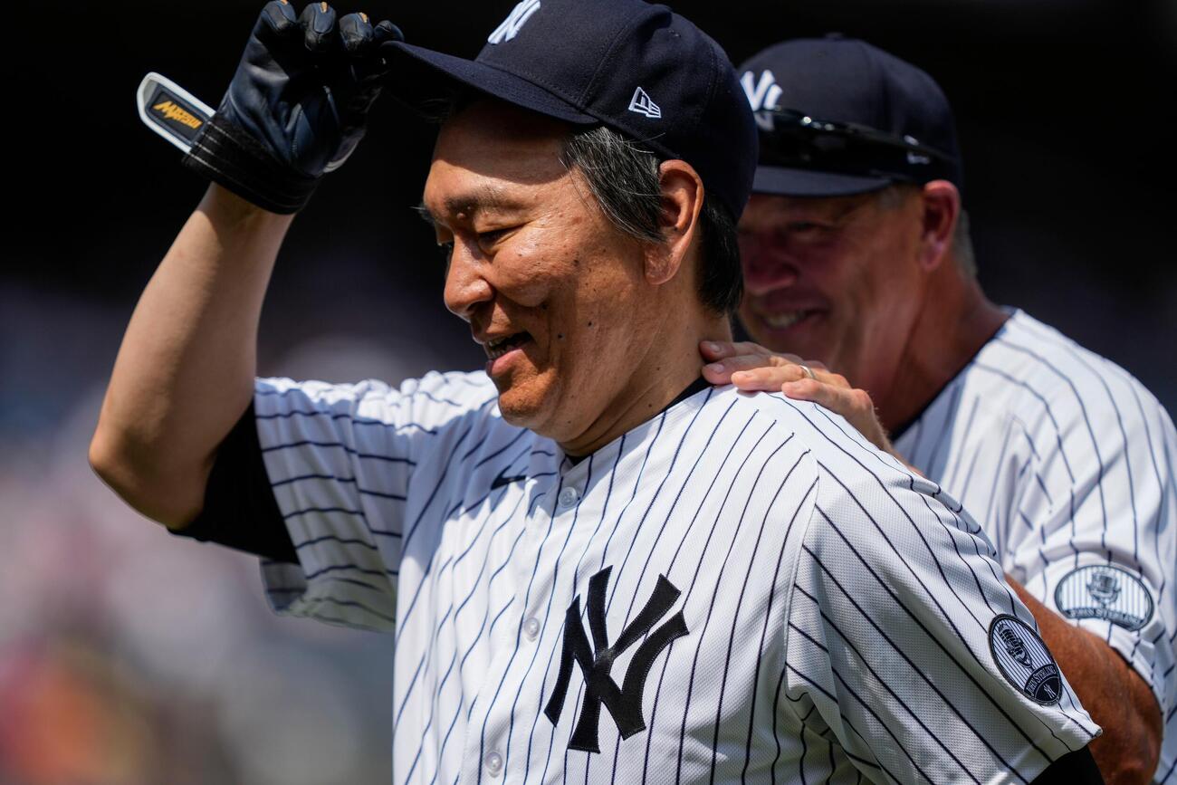 肩をたたかれながらベンチへ戻る松井秀喜氏（AP）