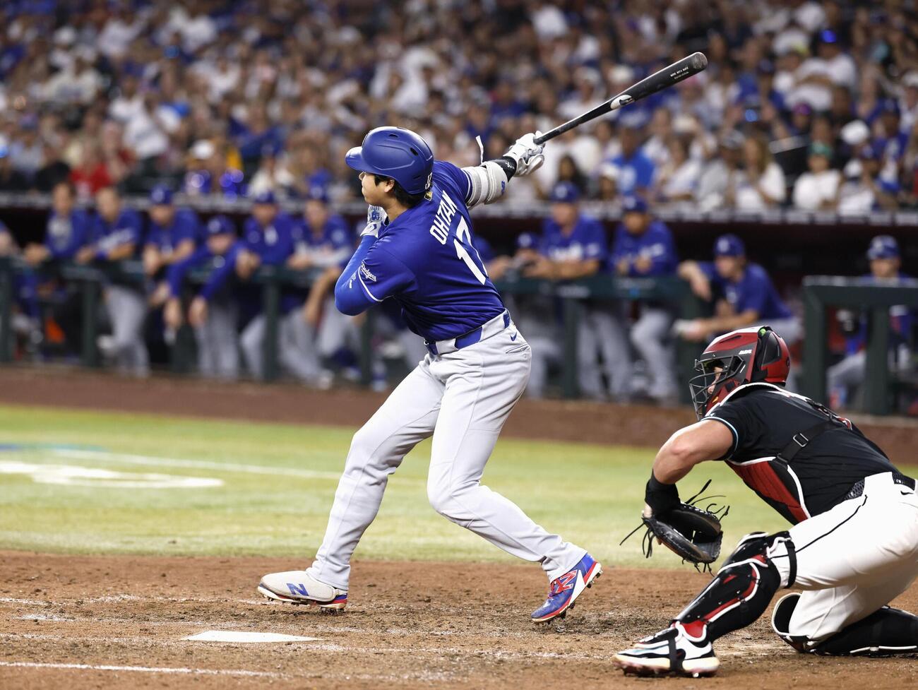 ダイヤモンドバックス戦の10回、一塁へ勝ち越しの内野安打を放つドジャース・大谷＝フェニックス（共同）