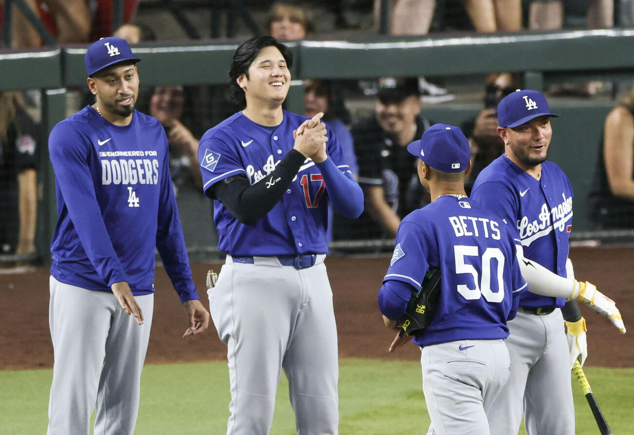 ダイヤモンドバックスに勝利し、チームメートを迎えるドジャース大谷（左から2人目）（共同）