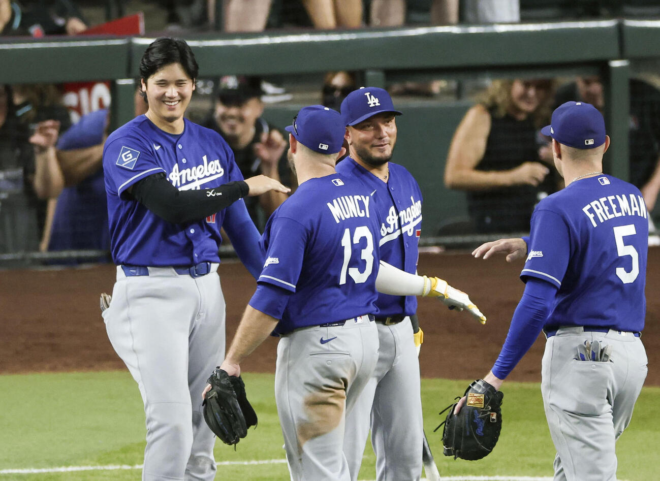 ダイヤモンドバックスに勝利し、チームメートを迎えるドジャース・大谷（左端）＝フェニックス（共同）