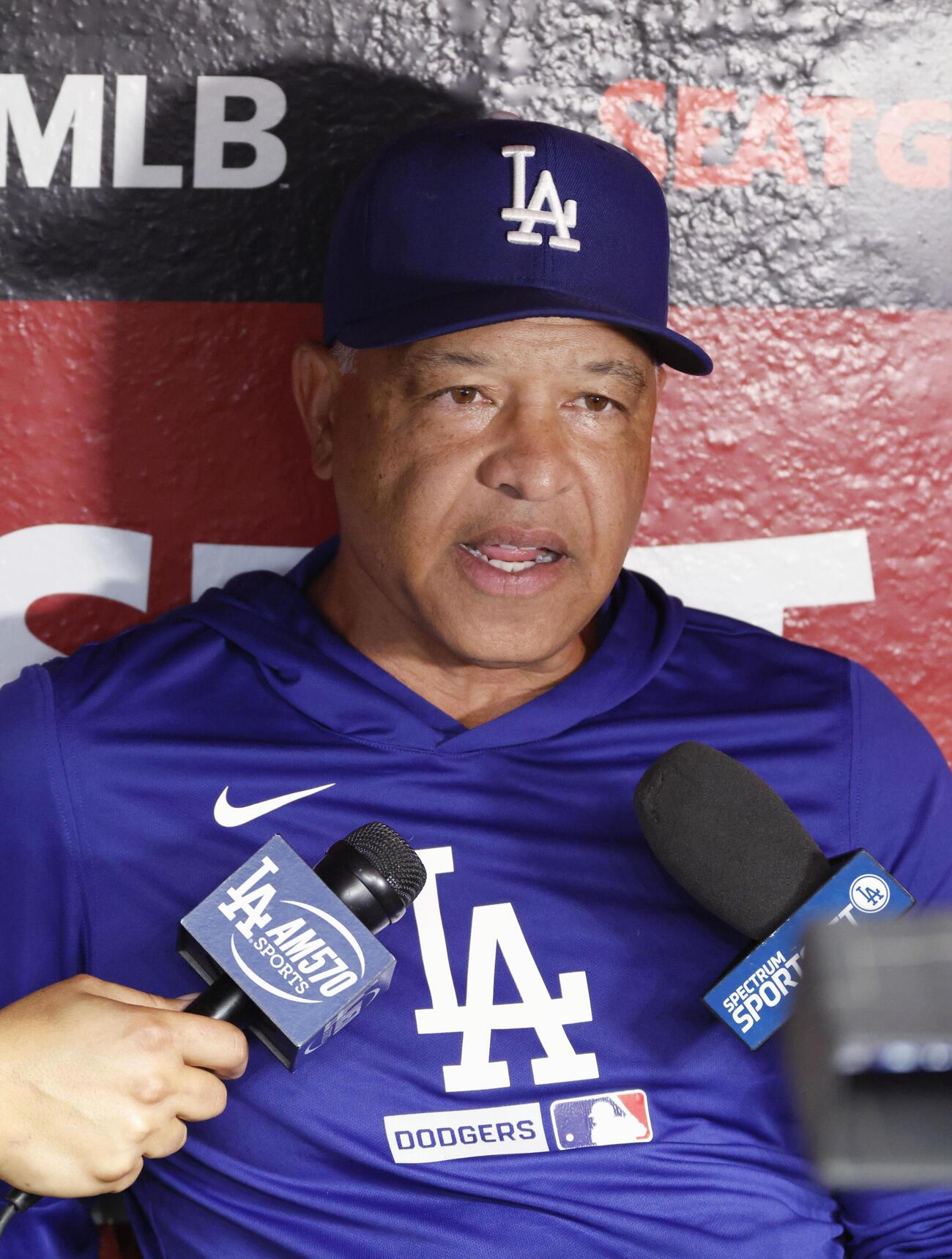 取材に応じるドジャースのロバーツ監督＝フェニックス（共同）