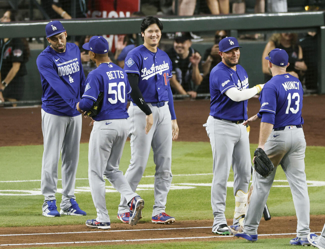 ダイヤモンドバックスに勝利し、チームメートを迎えるドジャース・大谷（中央）＝フェニックス（共同）