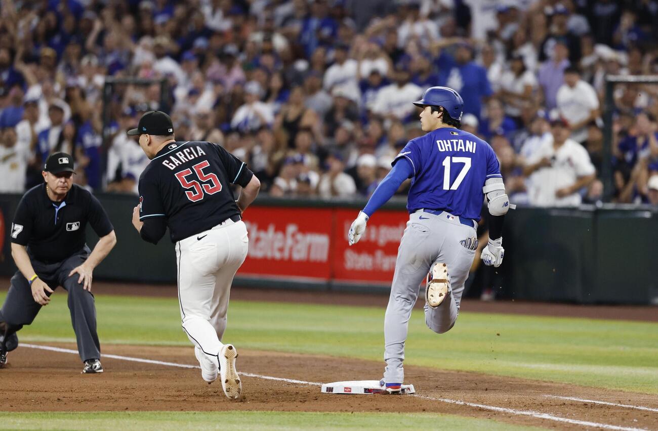 ダイヤモンドバックス戦の10回、勝ち越しの内野安打を放ち一塁へ駆け込むドジャース・大谷（17）＝フェニックス（共同）