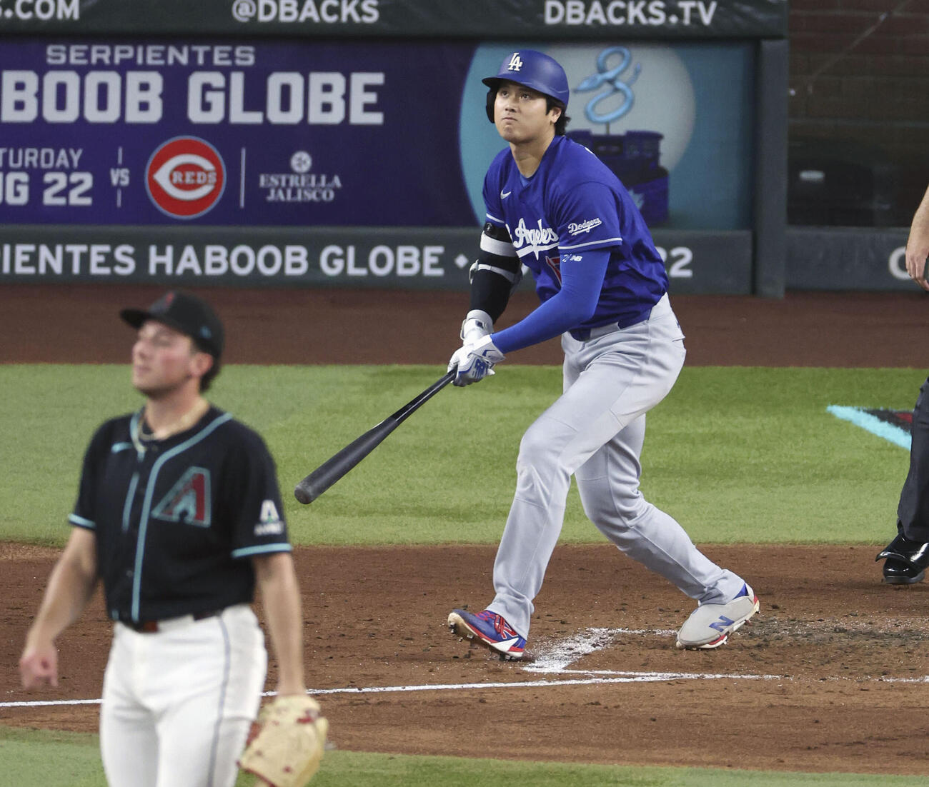 ダイヤモンドバックス戦の4回、右飛に倒れたドジャース・大谷＝フェニックス（共同）
