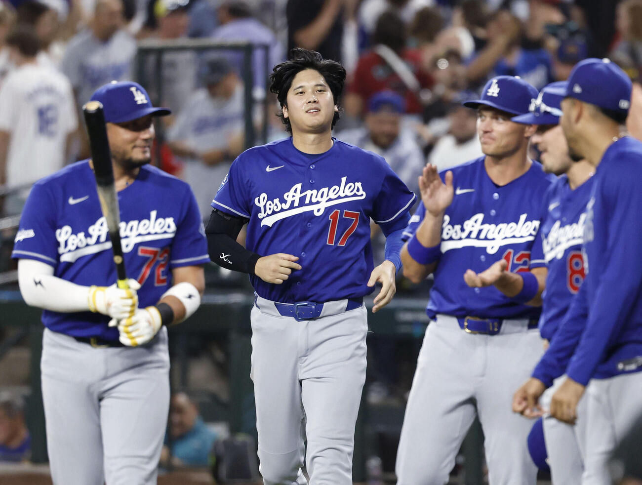 ダイヤモンドバックスに勝利し、ベンチを飛び出すドジャース大谷（左から2人目）（共同）
