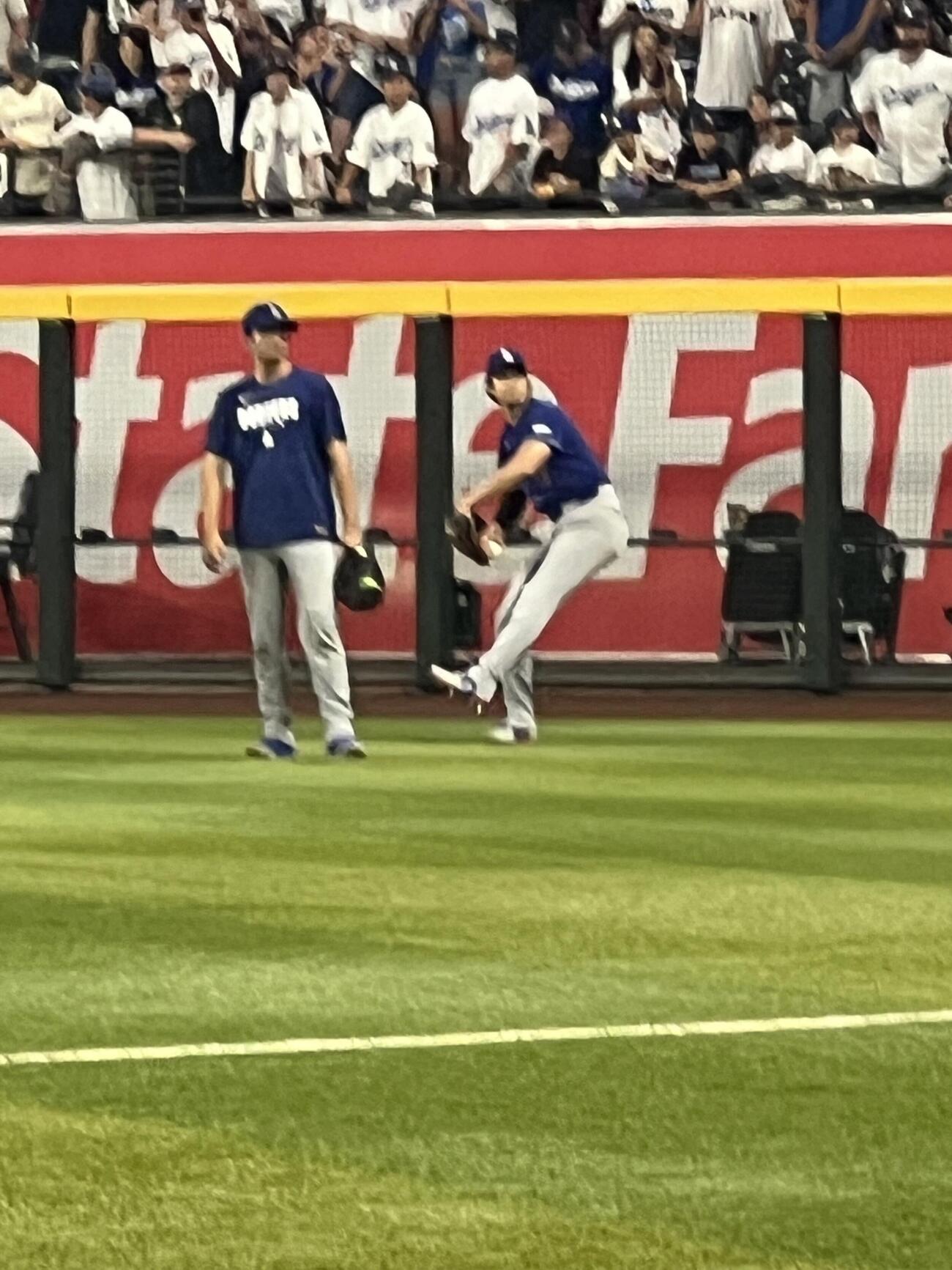 試合前、グラウンドでキャッチボールを再開した大谷