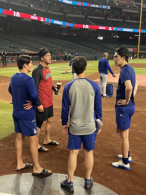 試合前、山本由伸、佐々木朗希、ラーズ・ヌートバーの侍3人が久しぶりに再会