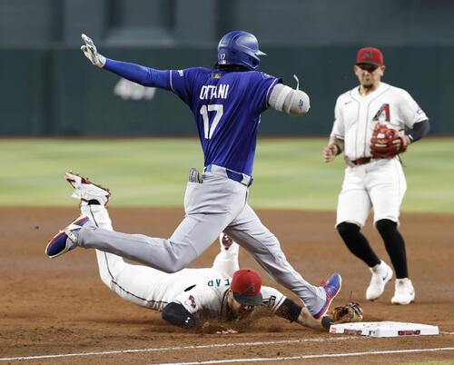ダイヤモンドバックス戦の5回、一ゴロに倒れるドジャース・大谷。下は一塁手ロックリア=フェニックス(共同)