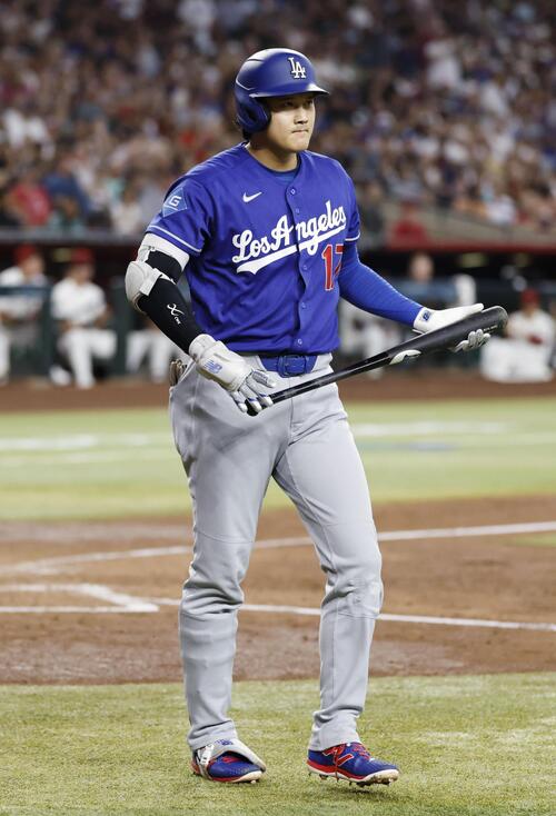 ダイヤモンドバックス戦の3回、見逃し三振に倒れたドジャース・大谷=フェニックス(共同)