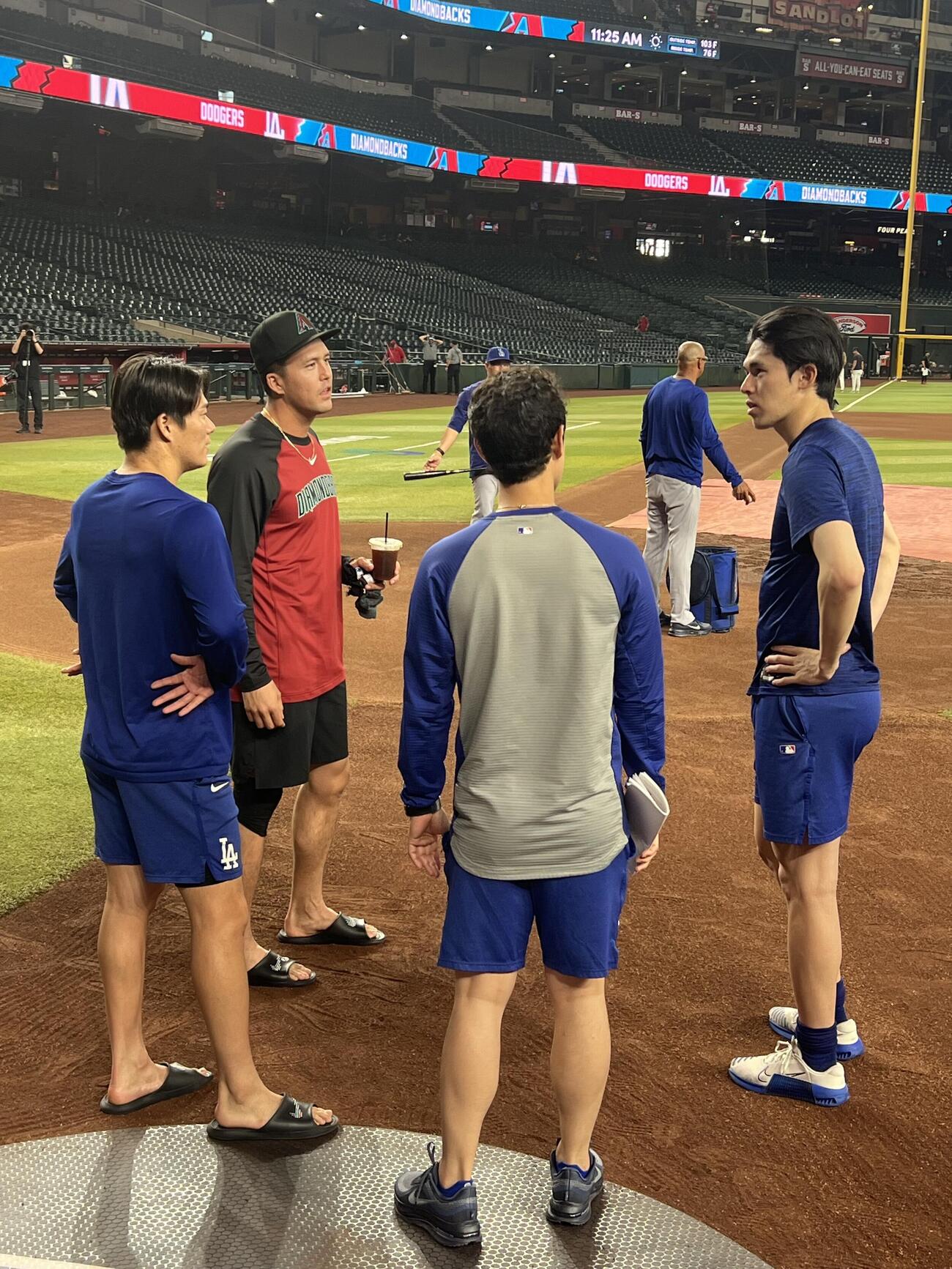 試合前、本由伸、佐々木朗希、ラーズ・ヌートバーの侍3人が久しぶりに再会