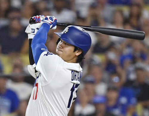 ロイヤルズ戦の3回、右中間に適時二塁打を放つドジャース大谷（共同）