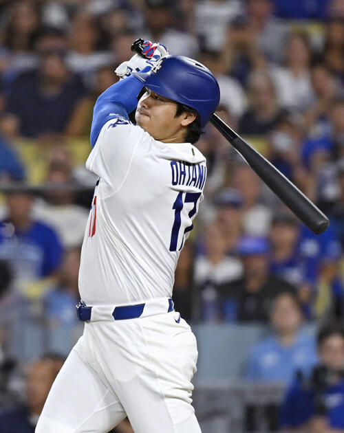 ロイヤルズ戦の3回、右中間に適時二塁打を放つドジャース・大谷＝ロサンゼルス（共同）