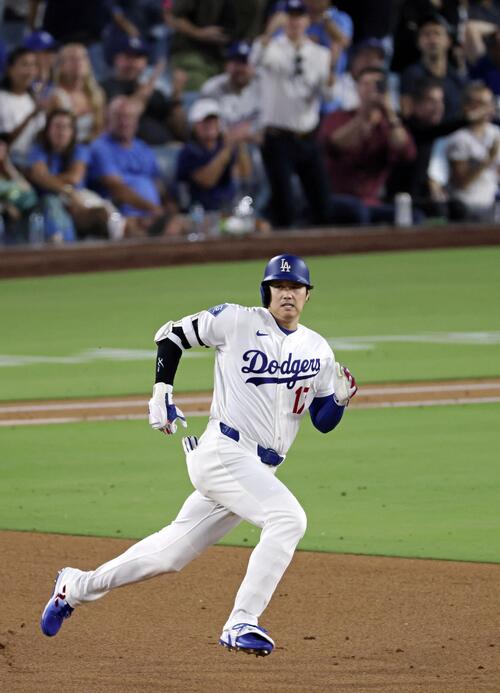 ロイヤルズ戦の3回、右中間に適時二塁打を放ち、二塁へ向かうドジャース・大谷＝ロサンゼルス（共同）