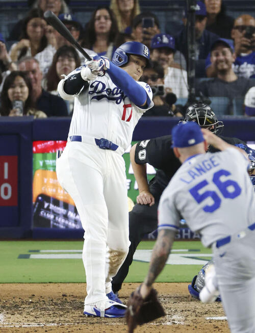 ロイヤルズ戦の7回、中前打を放つドジャース・大谷＝ロサンゼルス（共同）