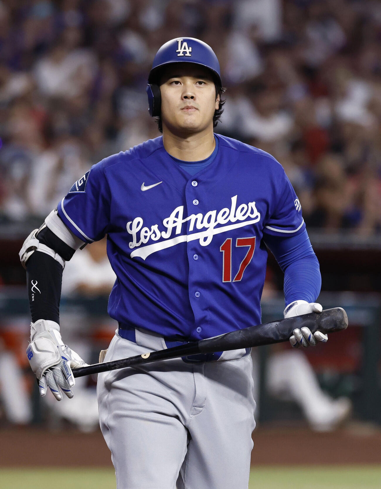 ダイヤモンドバックス戦の1回、空振り三振に倒れたドジャース・大谷＝フェニックス（共同）