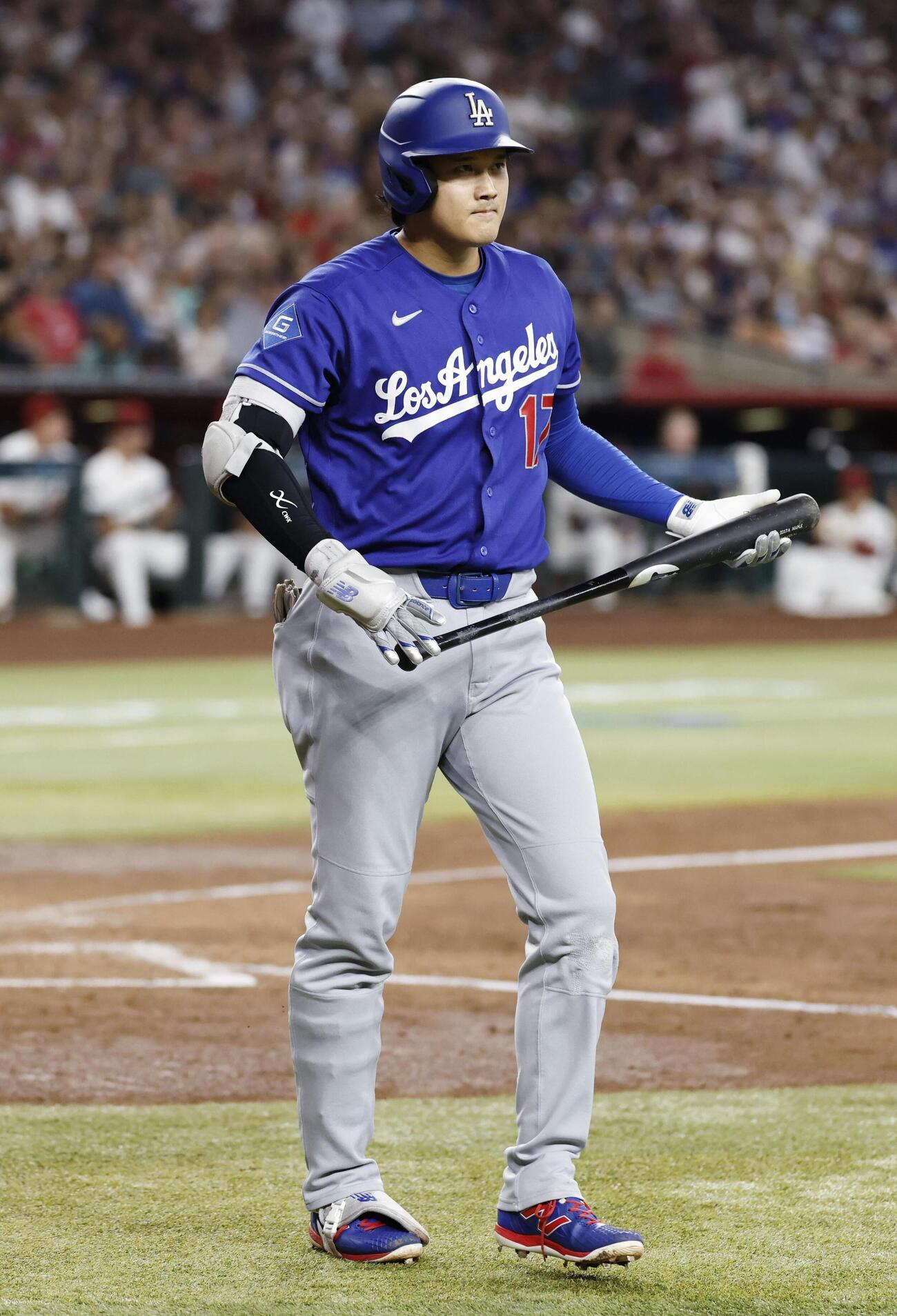 ダイヤモンドバックス戦の3回、見逃し三振に倒れたドジャース・大谷＝フェニックス（共同）