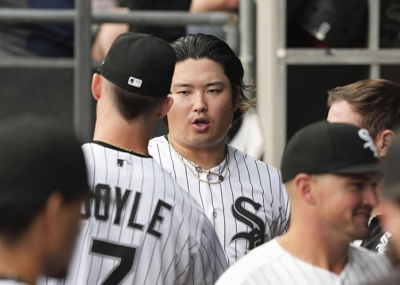 試合前、ベンチでチームメートと鼓舞し合うホワイトソックス・村上＝シカゴ（共同）