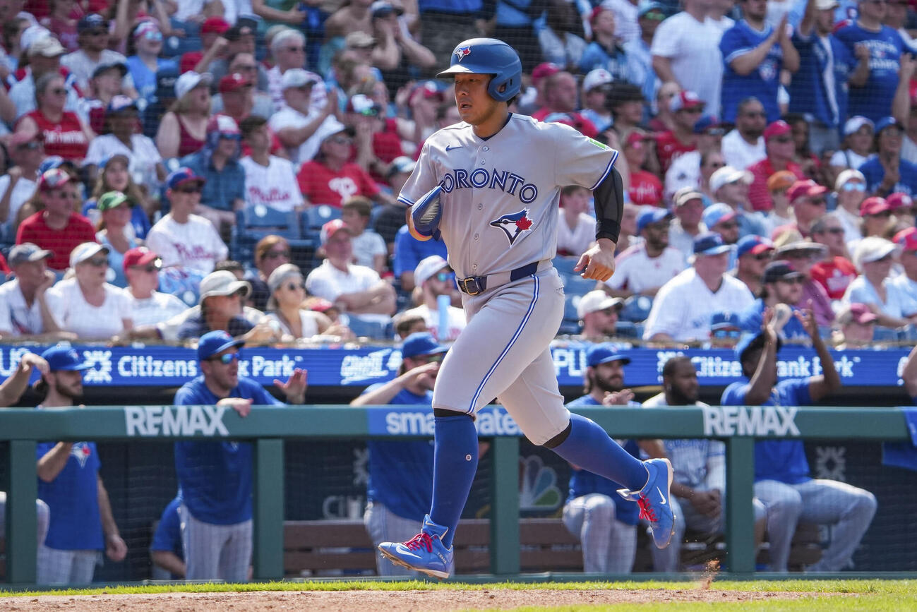 フィリーズ戦の8回、後続の適時打で生還するブルージェイズ・岡本＝フィラデルフィア（MLB提供・ゲッティ＝共同）
