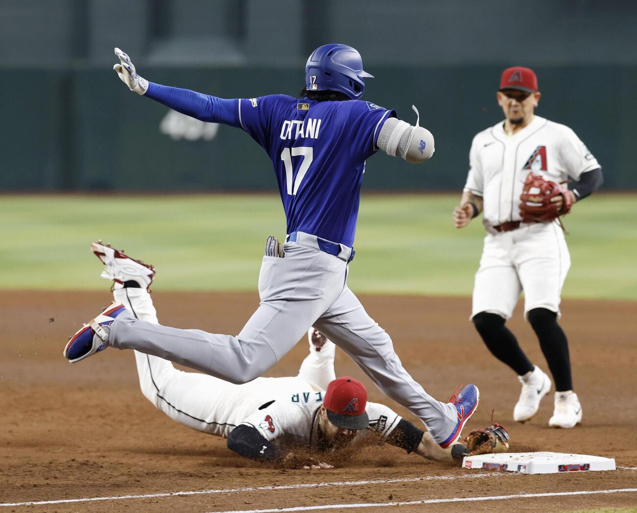ダイヤモンドバックス戦の5回、一ゴロに倒れるドジャース・大谷。下は一塁手ロックリア＝フェニックス（共同）