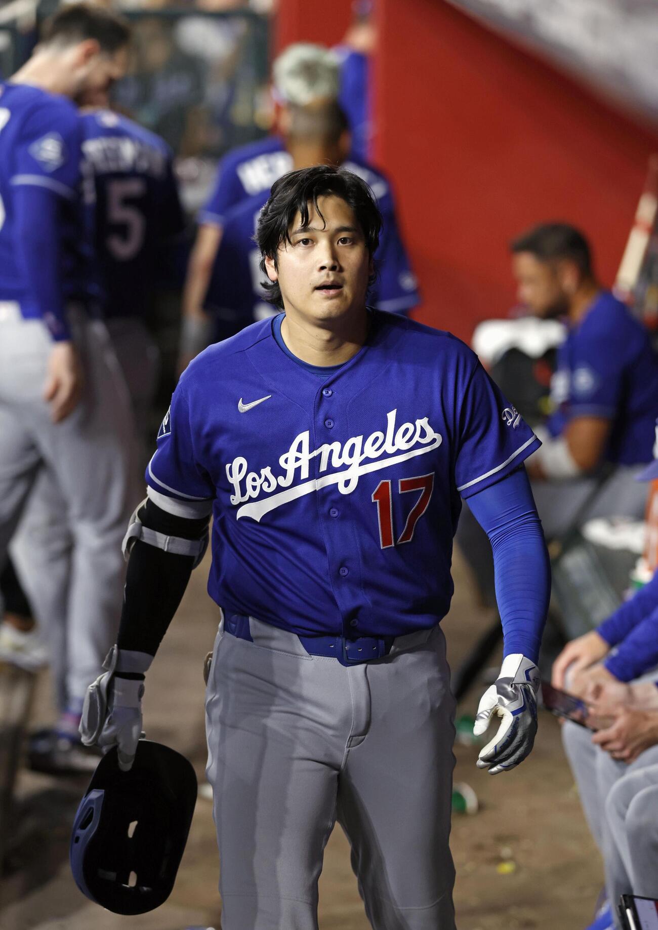 ダイヤモンドバックス戦の7回、二ゴロに倒れベンチに戻ったドジャース・大谷＝フェニックス（共同）