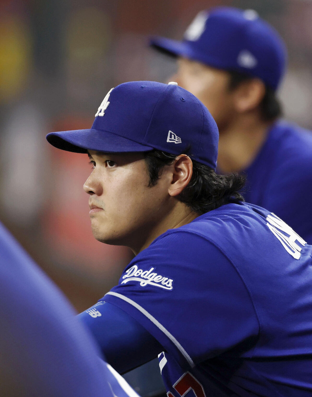 ダイヤモンドバックス戦の9回、試合を見守るドジャース・大谷＝フェニックス（共同）
