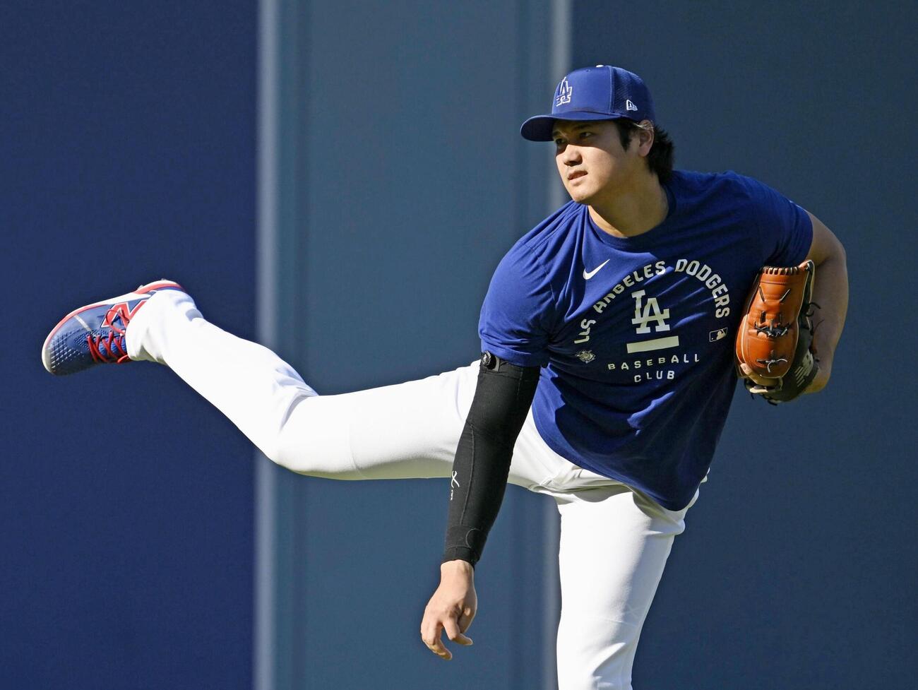 キャッチボールで調整するドジャース大谷（共同）