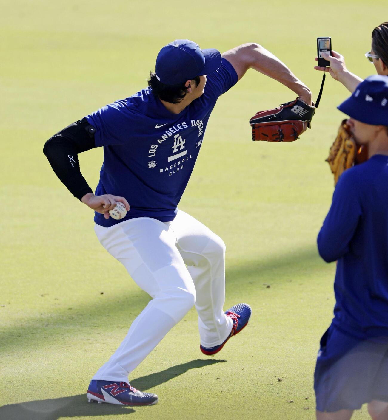キャッチボールで調整するドジャース・大谷＝ロサンゼルス（共同）