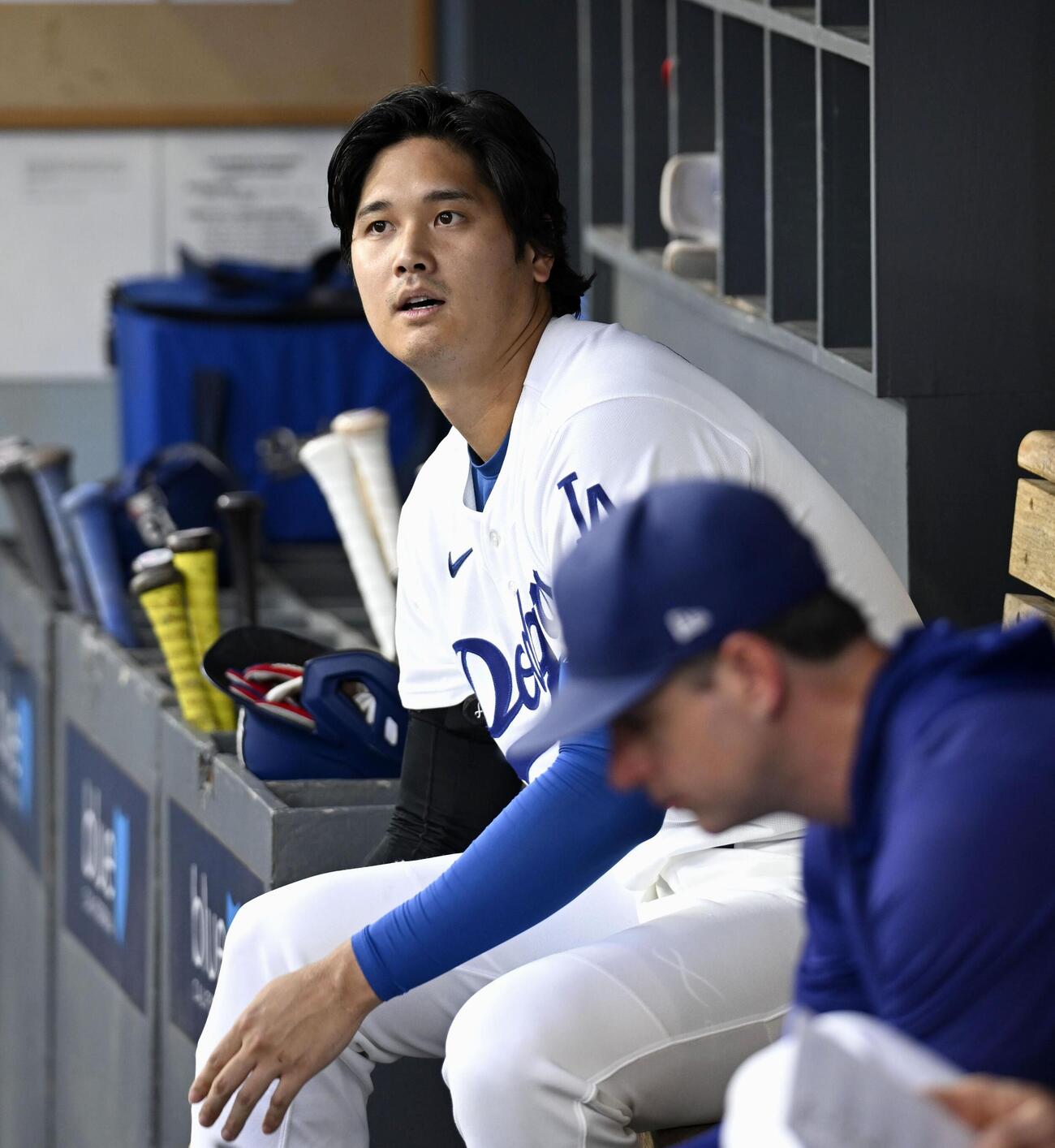 ロイヤルズ戦の1回、中飛に倒れベンチに戻ったドジャース・大谷＝ロサンゼルス（共同）