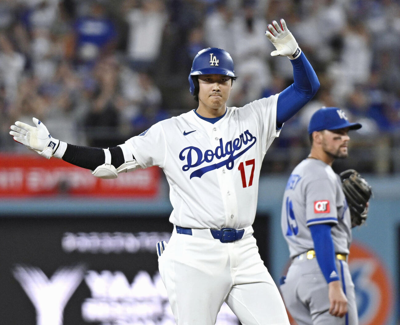 ロイヤルズ戦の3回、適時二塁打を放ち、塁上でポーズをとるドジャース・大谷＝ロサンゼルス（共同）