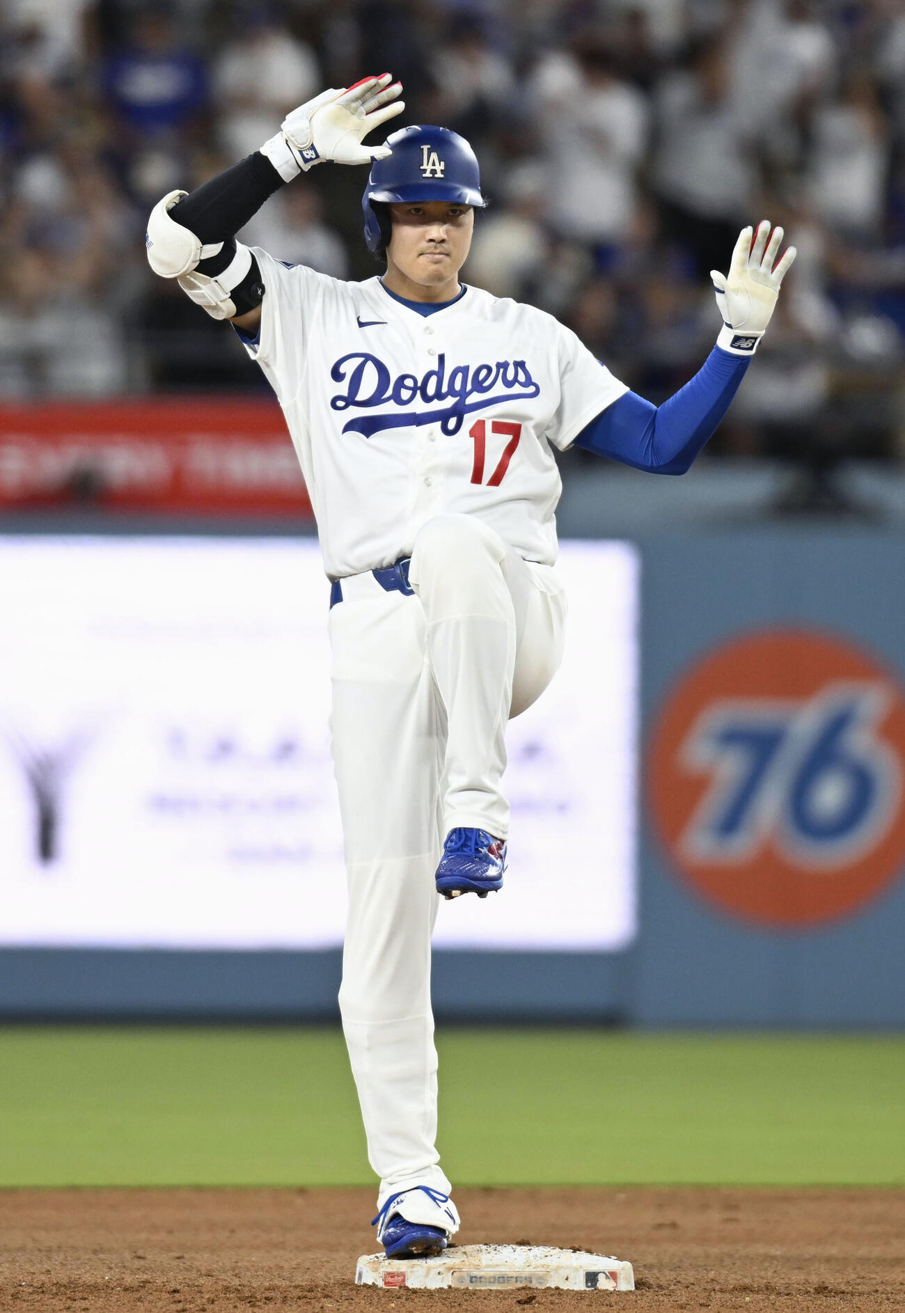 ロイヤルズ戦の3回、適時二塁打を放ち、塁上でポーズをとるドジャース・大谷＝ロサンゼルス（共同）