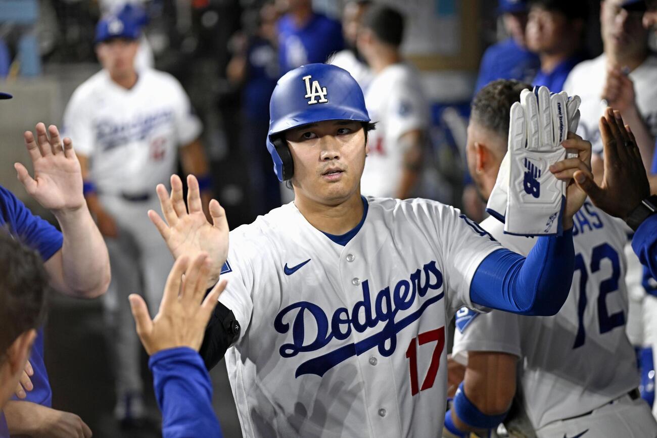 ロイヤルズ戦の3回、フリーマンの適時打で生還し、タッチを交わすドジャース・大谷＝ロサンゼルス（共同）