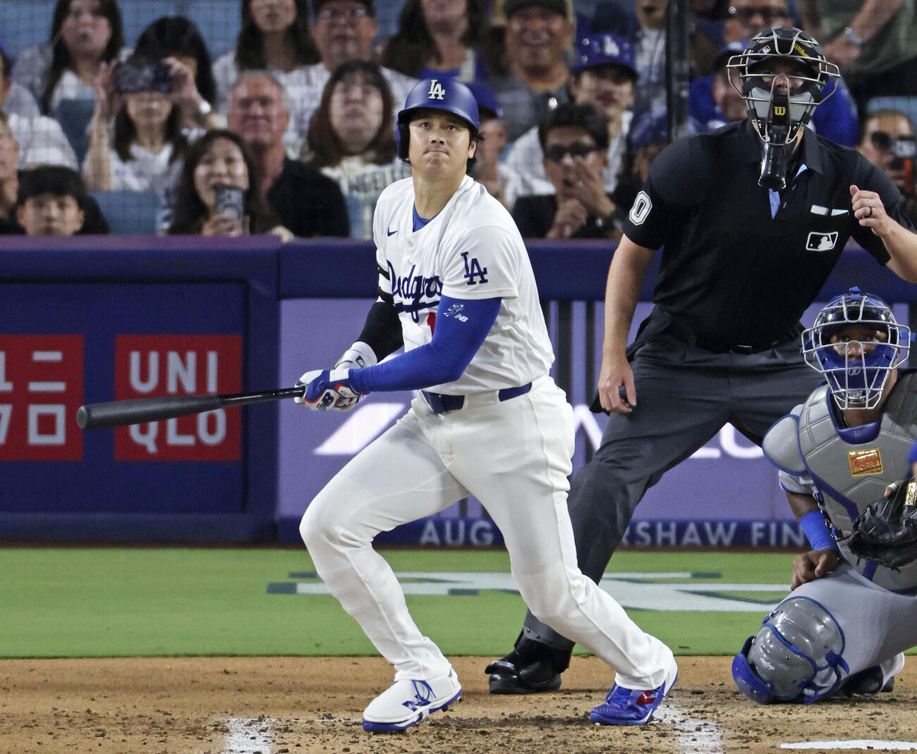 ロイヤルズ戦の3回、右中間に適時二塁打を放つドジャース・大谷＝ロサンゼルス（共同）