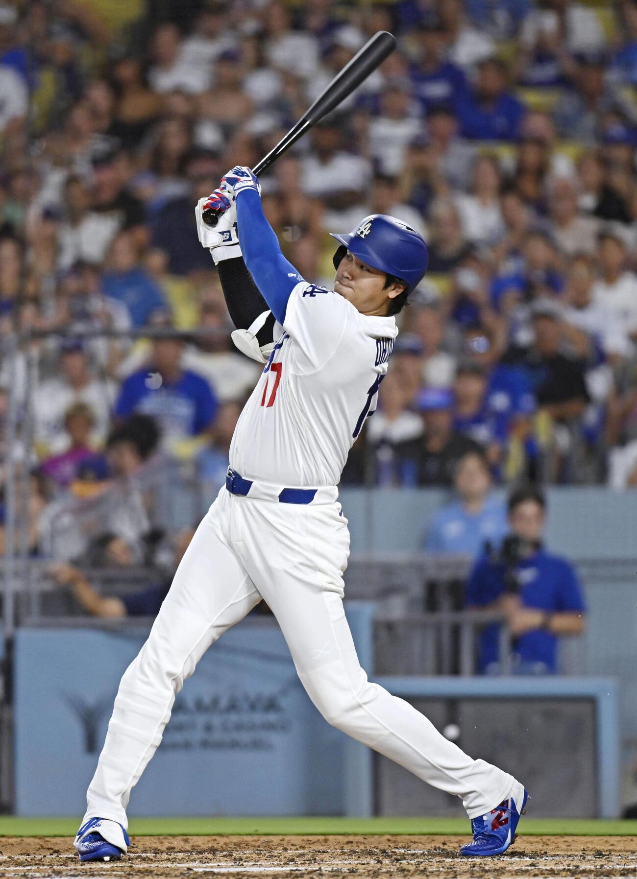 ロイヤルズ戦の3回、右中間に適時二塁打を放つドジャース・大谷＝ロサンゼルス（共同）