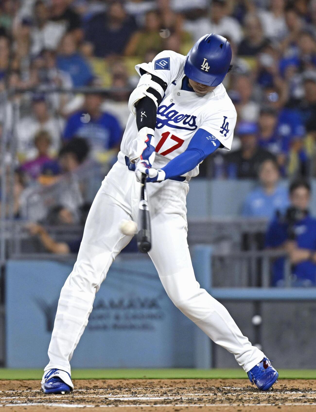 ロイヤルズ戦の3回、右中間に適時二塁打を放つドジャース・大谷＝ロサンゼルス（共同）