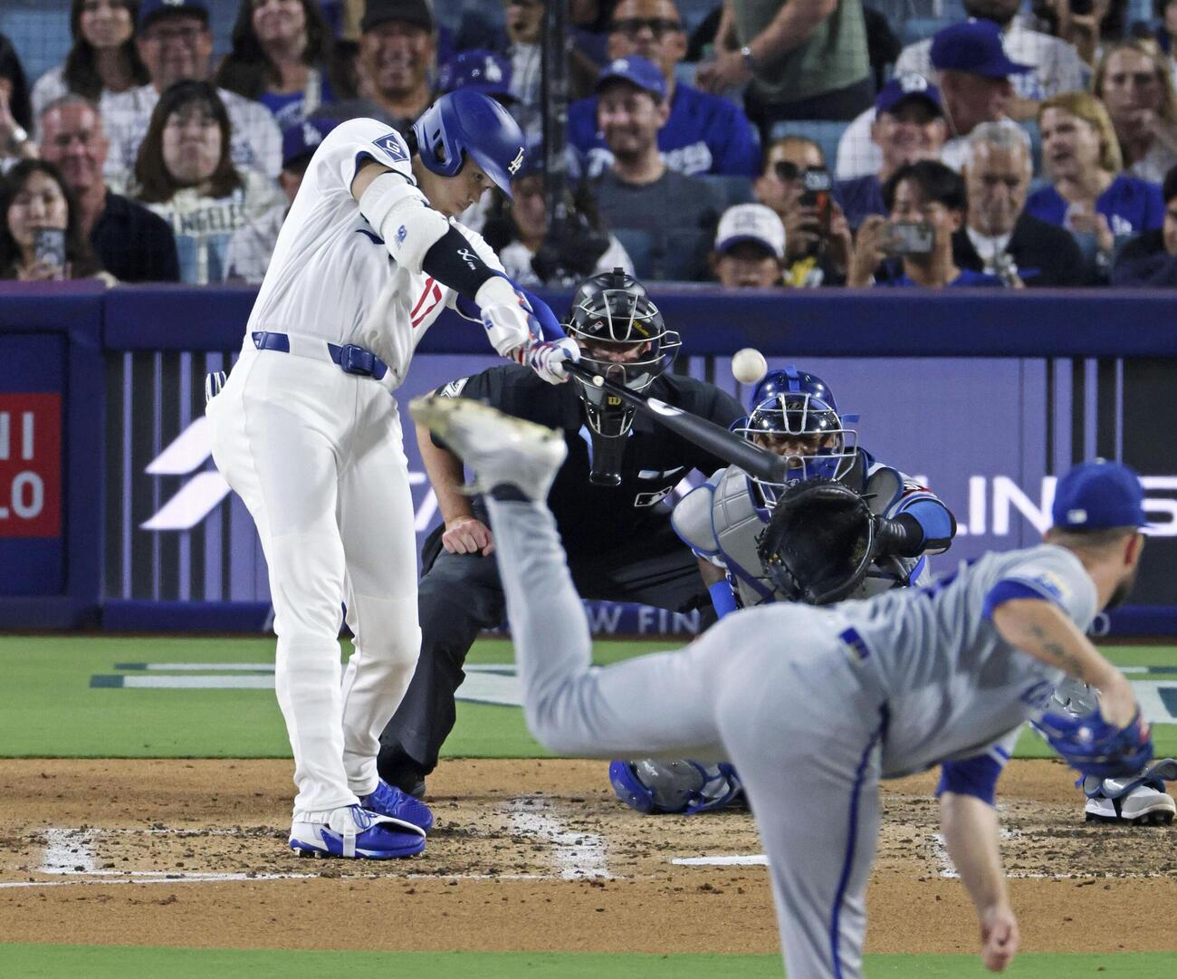 ロイヤルズ戦の3回、右中間に適時二塁打を放つドジャース・大谷＝ロサンゼルス（共同）