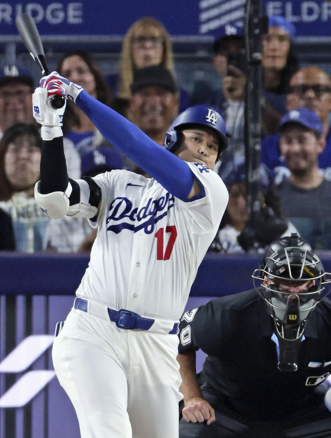 ロイヤルズ戦の3回、右中間に適時二塁打を放つドジャース・大谷＝ロサンゼルス（共同）
