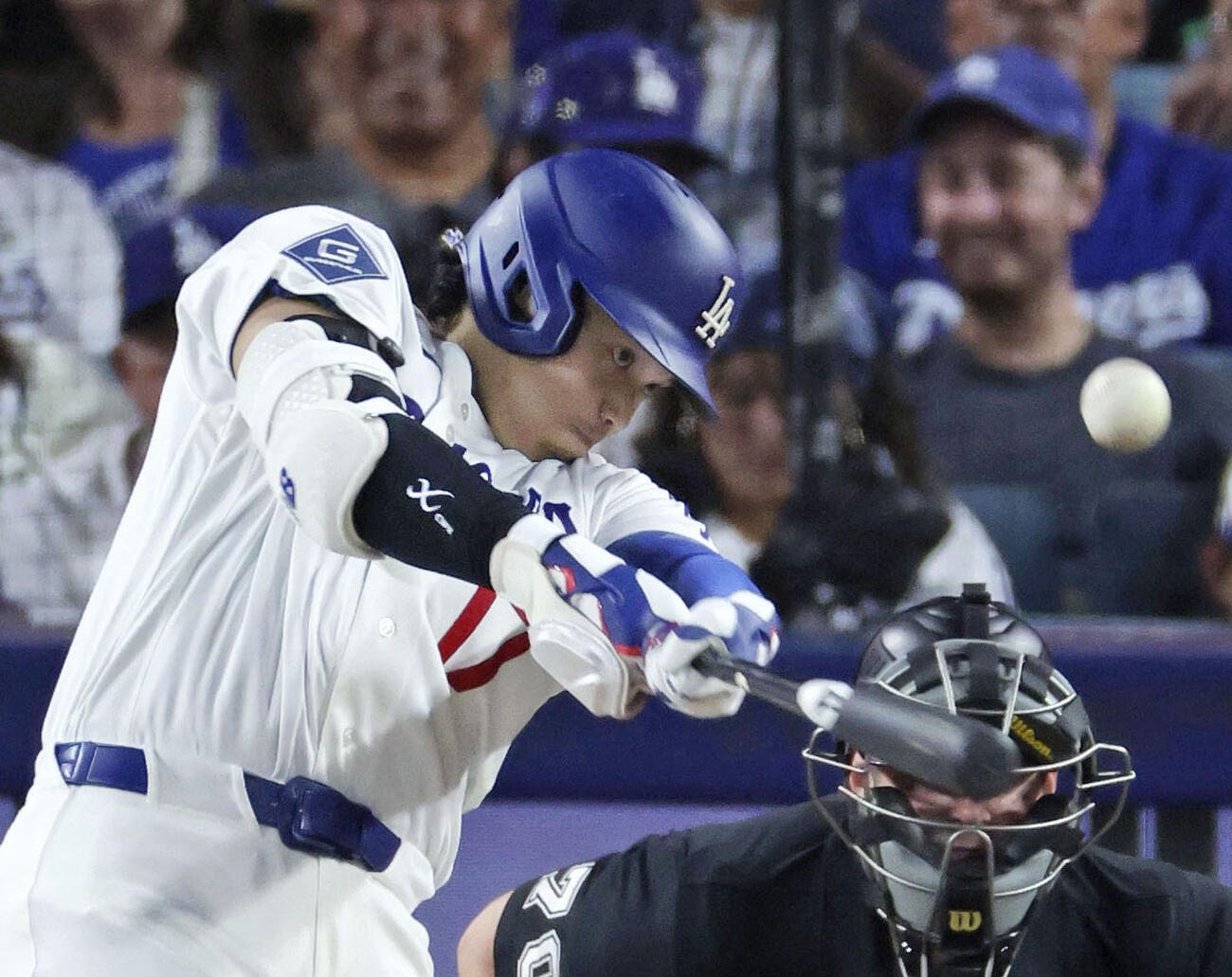 ロイヤルズ戦の3回、右中間に適時二塁打を放つドジャース・大谷＝ロサンゼルス（共同）