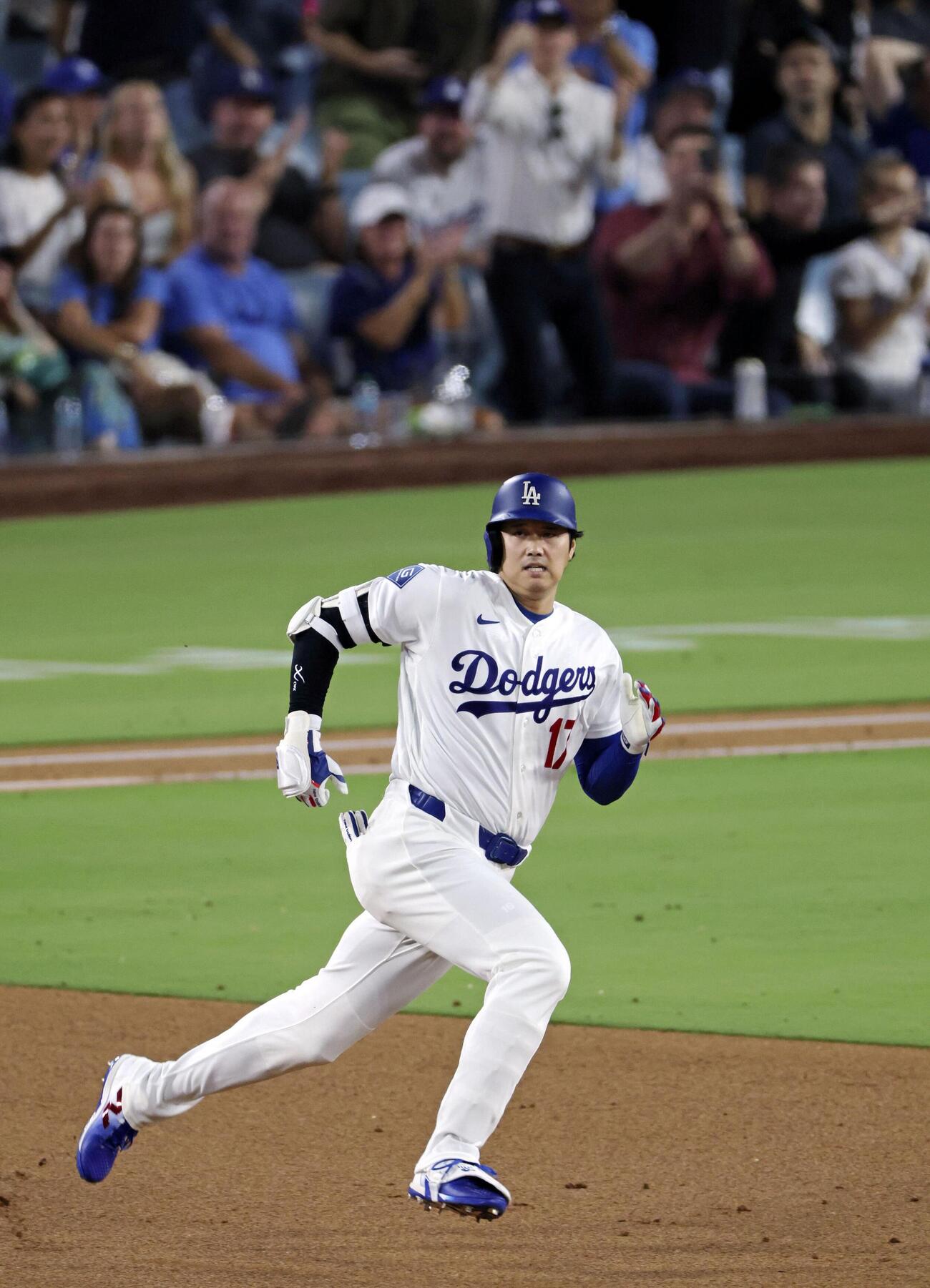 ロイヤルズ戦の3回、右中間に適時二塁打を放ち、二塁へ向かうドジャース・大谷＝ロサンゼルス（共同）