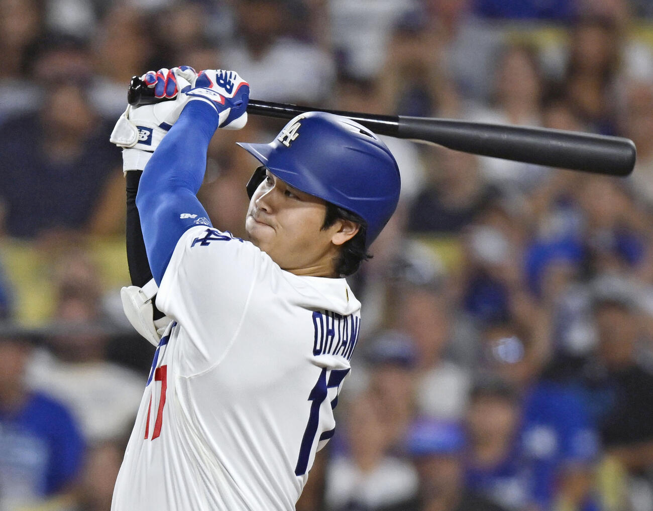 ロイヤルズ戦の3回、右中間に適時二塁打を放つドジャース大谷（共同）