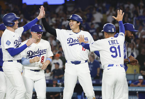 ロイヤルズにサヨナラ勝ちし、タッチを交わすドジャース・大谷=ロサンゼルス(共同)